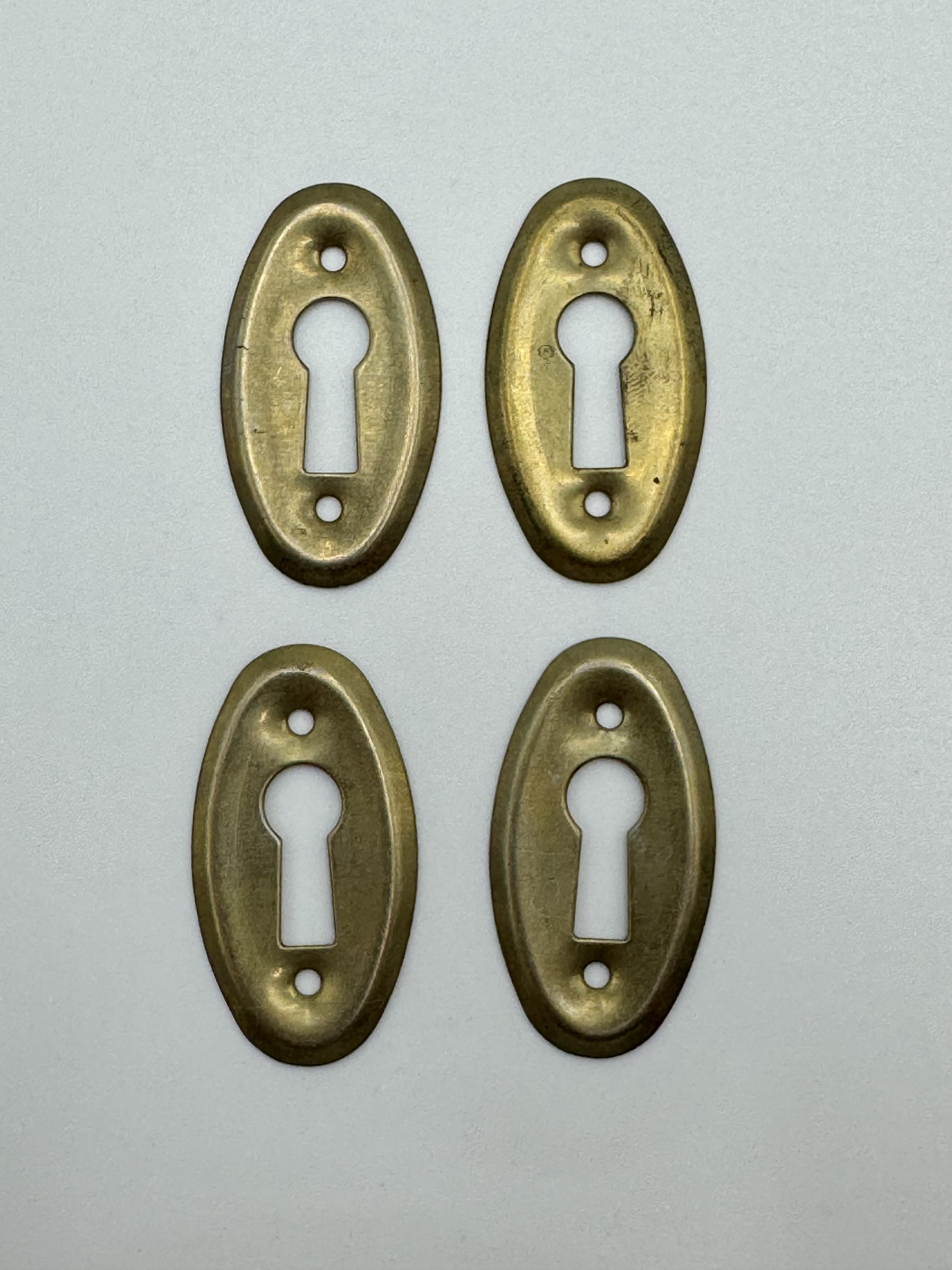 Biedermeier Möbelbeschläge – 4 ovale Schlüsselschilder aus Messing